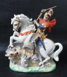 ARTE SACRA - Imaginária de São Jorge em porcelana ricamente detalhada, vitrificada, policromada e realçada com vasta pintura à ouro e à prata. Medidas: alt 21 cm x comp da base 17,5 cm x larg da base 8,5 cm. Possui um bicado na parte superior da calda do dragão. Vide fotos extras.