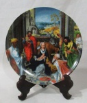 PORCELANA VISTA ALEGRE PORTUGAL - Prato decorativo em porcelana portuguesa vitrificada branca, de coleção, decorado com cena ricamente policromada intitulada "Festa de Natal 1983", Nº 13, marcado no fundo. Medida: 19,5 cm de diâmetro.