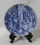 PORCELANA GN PORTUGAL - Prato decorativo em porcelana portuguesa vitrificada branca, de coleção, decorado com cena monocromática intitulada "3º prato comemorativo da Quinta Nova Natal 1983", Reprodução de uma gravura de ALBRECHT DURER (1471 - 1528), Distribuição Exclusiva de ANTONIO ROBALO, Edição limitada de 5000 exemplares, com bordas filetadas a ouro, marcado no fundo. Medida: 19,5 cm de diâmetro.