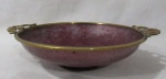 BRONZE - Uma fruteira em bronze esmaltado, decorada com folhas e frutos relvados ao centro, alças trabalhadas em volutas, medindo: alt 6 cm x diam 22 cm.