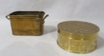 BRONZE - Um cachepot e uma caixa porta joias em bronze dourado, medindo: maior: alt 8 cm x comp 13,5 cm x larg 8,5 cm/ menor: alt total 5,5 cm x diam 13 cm. Vide fotos.