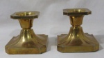 CANDELABRO / CASTIÇAL - Par de castiçais para uma vela, confeccionados em bronze dourado, trabalhado em formato geometrizado, medindo: alt 13 cm x larg da base 14 cm.