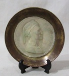 BRONZE - Prato decorativo em bronze, com placa em biscuit com Busto de Dante Alighieri, feito na Itália, marcado no fundo, medindo: 10,5 cm de diâmetro. Vide fotos extras.