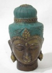 ESCULTURAS - Escultura confeccionada em bronze, ricamente cinzelado, representando "Cabeça de Buda". Medidas: alt 10 cm x diam da base 3,5 cm.