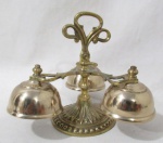 BRONZE - Antiga sineta (carrilhão litúrgico - címbalo), confeccionada em bronze de fina fundição, usada nas homilias das missas. Medidas: 14 cm de altura x 8,5 cm de diâmetro da base.