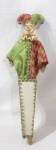 COLECIONISMO - Ornamento de cone móvel da coleção de Wayne Kleski Harlequin dançando, confeccionado em madeira, tecido e outros tipos de materiais. Medida: 36 cm de altura