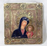 ARTE SACRA - Ícone Russo em placa de faiança representando Madona com Menino, assinada no CID R. Kosanovic, medindo: 24,5 cm de altura x 22,5 cm de largura. Possui ínfimos bicados.