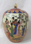 PORCELANA - MADE IN CHINA - Grande potiche em porcelana vitrificada e ricamente policromada, bojudo, feito à mão na China, ornamentado com cenas do cotidiano e motivos vegetalistas com exuberantes realces à ouro, pega da tampa em forma estilizada de pinha com vasta douração, marcado no fundo. Medidas: 27 cm de altura x 19 cm de largura x 6,8 cm de diâmetro da borda, aproximadamente.