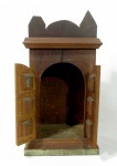ARTE SACRA - Oratório de mesa em madeira, reproduzindo uma Capela. Medidas alt total 44 cm x comp 24 cm x larg 13 cm.  No estado. Vide fotos extras.