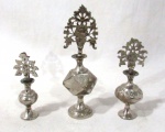 METAL PRATEADO - Três perfumeiros em metal espessurado a prata, cinzelado, tampas com decorações vazadas, sobre pé bolacha. Medidas: 15 cm de altura/ menor: 9 cm de altura.