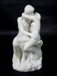 ESCULTURAS - A. RODIN - Belíssima escultura em resina, esculpida com riqueza de detalhes, representando "O Beijo", marcada em sua base, medindo: 14,5 cm de altura x 8,5 cm de comprimento da base x 7,8 cm de largura da base.