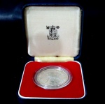 NUMISMÁTICA - Moeda em prata, 1977, para o Jubileu de Prata da Rainha Elizabeth II, peso: 28 gramas, acondicionada em estojo original, que mede: 7,5 cm x 7,5 cm de largura.
