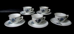PORCELANA POZZANI JUNDIAÍ - Cinco xícaras com seus pires para café, em porcelana nacional com esmaltagem branca, decorados com flores e folhas em policromia, alças vazadas, bordas filetadas à ouro, marcados no fundo. Medidas: xícaras: alt 4,3 cm x diam 6,2 cm/ pires: diam 10,3 cm. Apresenta falhas na douração.