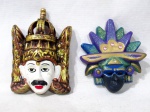 COLECIONISMO - Duas máscaras venezianas para adorno de parede, confeccionadas em faiança, pintadas à mão, ornamentadas com desenhos artesanais ricamente policromados. Medidas da maior: 15 x 10,5 cm: medidas da menor: 13 x 11,5 cm