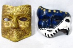 COLECIONISMO - Duas máscaras venezianas para adorno de parede, confeccionadas em faiança, pintadas à mão, ornamentadas com desenhos artesanais ricamente policromados. Medidas da maior: 12 x 10 cm: medidas da menor: 11 x 12,5 cm