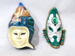 COLECIONISMO - Duas máscaras venezianas para adorno de parede, confeccionadas em faiança, pintadas à mão, ornamentadas com desenhos artesanais ricamente policromados. Medidas da maior: 15,5 x 9 cm: medidas da menor: 14 x 8 cm