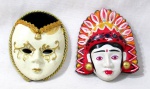 COLECIONISMO - Duas máscaras venezianas para adorno de parede, confeccionadas em faiança, pintadas à mão, ornamentadas com desenhos artesanais ricamente policromados. Medidas da maior: 13,5 x 11,5 cm: medidas da menor: 12,5 x 10 cm.