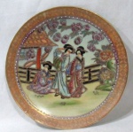 PORCELANA ORIENTAL - Um prato decorativo em porcelana oriental vitrificada e ricamente policromada, decorado com cenas do cotidiano exuberantemente realçados à ouro, marcado no fundo com selo em caracteres, conforme foto extra, medindo: 21 cm de diâmetro.