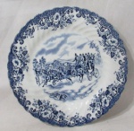 FAIANÇA MADE IN ENGLAND BY JOHNSON BROS - Um prato decorativo, de coleção, em faiança inglesa vitrificada branca, com decoração monocromática na tonalidade azul cobalto, ornamentado com Cenas de Treinamento ao centro, uma gravura à mão genuína, seguido de bordas trabalhadas em espiral com um belo padrão floral, marcado no fundo, medindo: 22 cm de diâmetro.
