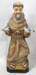 ARTE SACRA - Imaginária em madeira, ricamente entalhada e policromada, representando São Francisco de Assis. Medidas alt 38 cm x comp da base 13,5 cm x larg da base 9,5 cm.