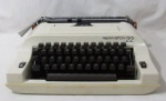 COLECIONISMO - REMINGTON - Uma máquina de escrever portátil, da marca REMINGTON, Modelo: 22, confeccionada em baquelite e outros tipos de materiais, na maleta original e com manual de instruções. Medidas totais (da maleta): 12 cm de altura x 33 cm de comprimento x 32,5 cm de largura. Não testada e sem garantias de funcionamento.