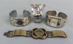 RELÓGIOS, quatro (4) distintos de pulso com movimento quartz, caixa, pulseira e tampa em metal, a maioria do tipo bracelete, manufaturas: COSS; LUA (2) e BALCO; um deles com borboleta tapando o dial, usados, parados, aparentemente em bom estado, possivelmente demandam nova bateria e sem garantia.