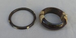 JOIAS, dois (2) itens: 1 bracelete oriental, confeccionado em chifre, monture em metal prateado com ornamentação relevada em dançarinas, perolados, volutas e elementos vegetalistas, medidas internas 5,8 x 5,4 cm, largura 2,3 cm, usado, possui sinais de azinhavre; 1 pulseira, confeccionada em chifre com incrustações em madrepérola, diâmetro interno 6,5 cm diâmetro, espessura 7 mm, usada.