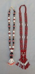 BIJUTERIAS, dois (2) colares distintos: 1 confeccionado com miçangas nas tonalidades preta, branca e vermelha; 1 confeccionado com miçangas intercaladas com contas esféricas e cilíndricas, tonalidades preta, branca, coral e verde; padronização de ambos, lembra o artesanato das tribos indígenas Navajos da América do Norte, medindo o maior 70 cm comprimento.