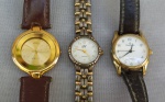 RELÓGIOS, três (3) distintos, movimento quartz, caixas em metal dourado e prateado, tampas em aço, dois deles com pulseira em couro, manufaturas: CHAMPION; SUPERATIC e PA, usados, parados, aparentemente em bom estado, possivelmente demandam nova bateria e sem garantia.