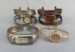RELÓGIOS, quatro (4) distintos de pulso, movimento quartz, caixa, pulseira e tampa em metal dourado, prateado ou cobreado, dois deles ocultam o dial com pulseiras paralelas, um do tipo bracelete, manufaturas: JIMIN; YAQIN; CONTINENTAL e DOMCNT, usados, parados, aparentemente em bom estado, possivelmente demandam nova bateria e sem garantia.