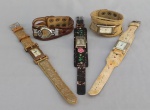 RELÓGIOS, cinco (5) distintos de pulso, movimento quartz, caixas em metal dourado e prateado, tampas em aço, pulseiras em couro e couro ecológico (algumas no estado), manufaturas e marcas: MULHER (2); GUCCI (2) e PUMA; usados, parados, aparentemente em bom estado, possivelmente demandam nova bateria e sem garantia.