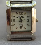 RELÓGIO, um (1) de pulso, da marca MIDO (fundada em 1918 por Georges Schaeren como MIDO GEORGES SCHAEREN & Co.; em 1934 lançou a linha MULTIFORT antimagnético; automático e a prova d'água e choque; ainda em funcionamento), mostrador branco com algarismos arábicos, movimento quartz, caixa, pulseira e tampa em aço inox escovado, medindo 33 x 25 mm, pouco uso, possivelmente demanda nova bateria, sem garantia.