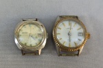 RELÓGIOS, dois (2) de pulso, ambos automáticos e com calendário; 1 da marca SEIKO (fundada em 1881 como joalheria pelo próprio Kintaro Hattori, estabelecida em Giza, Tóquio; em 1892 passou a produzir relógios com o nome SEIKOSHA; em 1924 mudou o nome para SEIKO; em 1969 lançou o relógio ASTRON iniciando a era de relógios quartz; em 1980 lançou o relógio quartz automático, ainda em atividade), cristal do dial bastante arranhado do uso, a prova dágua, caixa e tampa em aço escovado, medindo 22 mm diâmetro, numerado 972066, falta a pulseira, usado, ao sacudir aparente ter alguma peça solta, não esta funcionando e sem garantia; 1 da marca HERMA (fundada em 1881 por Ulysse Anguenot, estabelecida na Villers Le Lac, Besançon, França, como Pétolat Frères et Anguenot; em 1953 criaram a marca Herma; em 1981 foi vendida para Matra), caixa e tampa em aço escovado, medindo 25 mm diâmetro, falta a pulseira, usado, ao sacudir aparente ter alguma peça solta, não esta funcionando e sem garantia.