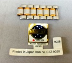 RELÓGIO, uma (1) extensão de pulseira da marca CITIZEN WATCH Co. (estabelecida em 1918 no Instituto de Pesquisa SHOKOSHA WATCH, no Japão; em 1924 produziu seu primeiro relógio de bolso; em 1930 virou CITIZEN WATCH Co.; em 1931 produziu seu primeiro relógio de pulso; em 1952 produziu o primeiro relógio de fabricação japonesa com calendário; em 1955 passou a exportar relógios de pulso; em 1993 lança o primeiro relógio controlado por rádio; em 1996 lança o primeiro relógio a energia solar; em 2007 virou CITIZEN HOLDINGS Co.; em 2011 lança o primeiro relógio sincronizado por satélite; em 2016 tornou a virar CITIZEN WATCH Co.), modelo PROMASTER  CTZ-9028, confeccionada em aço com detalhes em dourado, em estado de nova.