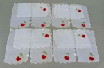 CAMA E MESA, doze (12) guardanapos, confeccionados em voal, 100% algodão, tonalidade branca, com apliques de cereja em tecido e bordado, medindo 20 x 12 cm, usado e com manchas.