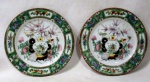 PORCELANA ORIENTAL - Par de pratos decorativos em porcelana oriental vitrificada branca, com rica ornamentação de vasos, motivos vegetalistas e zoomórficos em exuberante policromia, arrematados com realces e filetes à ouro, marcado com selo em caracteres no fundo, medindo: 18 cm de diâmetro.