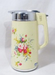 EQUIPAMENTOS DE COZINHA - Antiga garrafa térmica japonesa da renomada manufatura ZOJIRUSHI, confeccionada em metal prateado e baquelite na cor creme com decoração de motivos florais e monograma (vide fotos), base circular em plástico rígido que permite rotação de 360 graus. Medidas: 29 cm de altura x 14 cm de diâmetro da base. Não testada e sem garantias de funcionamento.