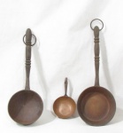 COBRE - Três rabinhas de cobre, tendo duas o cabo em madeira, de tamanhos distintos. Med. maior: 32,5 cm de comprimento/ menor: 14 cm de comprimento. Com marcas do tempo.