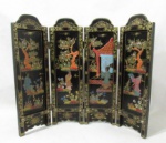 ARTE ORIENTAL - Um mini biombo em madeira patinada, com quatro folhas articuladas, com rica ornamentação oriental de cenas do cotidiano, motivos vegetalistas e pagode chinês em exuberante policromia e realces em vasta pintura à ouro, Medidas: folhas: alt 39,5 cm x larg 12 cm/ totais: alt 39,5 cm x larg 49 cm.