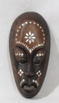 ARTE AFRICANA - Máscara africana esculpida em madeira, ornamentada com rico trabalho em madrepérola. Medidas alt 20 cm x larg 10 cm. Vide fotos.