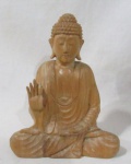 ESCULTURAS - Escultura esculpida em madeira, representando Divindade Buda Vitarka, medindo: alt 18,5 cm x comp da base 14 cm.