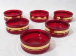 VIDRO - Seis recipientes para pasta em vidro na cor vermelha, adornadas com faixas e filetes à ouro, medindo: alt 2,5 cm x diam 7 cm. Três com ínfimos bicados na borda.