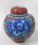 DIVERSOS - CLOISONNÉ - Belíssimo potiche em cloisonné, ricamente decorado com flores, folhagens e borboleta policromados, com predominância em tons de azul. Medidas: alt total 13 cm x diam da borda 5 cm.