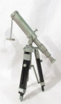 COLECIONISMO - Luneta confeccionada em metal, com tampa protetora para lente presa por corrente, base em tripé regulável em madeira patinada. Medida (fechada): 37 cm de altura.