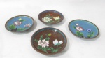 DIVERSOS - CLOISONNÉ - Quatro pequenos pratos decorativos em cloisonné, ricamente decorados com motivos vegetalistas em exuberante policromia. Medidas: 9,8 cm de diâmetro.