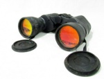 COLECIONISMO - Um binóculos profissional na cor preta, confeccionado em borracha e outros tipos de materiais, marca BREAER COBRA, Modelo: 50x50, lentes na cor laranja, longo alcance, usado. Medidas: 19 cm de comprimento x 18,5 cm de largura. Possivelmente faltando componente.