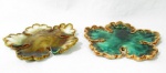 FAIANÇA - Dois antigos pratos decorativos em faiança vitrificada e policromada, moldados em feitio de folhas, sendo um assinado no fundo "Sylvia 1978", medindo: 24 cm de largura, aproximadamente. Um possui colados e um com bicado na borda. Vide fotos extras.
