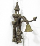 DIVERSOS - Sino campainha de parede em ferro, modelo Frade Colonial. Medida. 37,5 cm de altura.