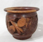 DIVERSOS - Um cachepot em madeira, bojo ricamente entalhado com flores e folhas circundantes vazadas. Med. alt 13 cm x diam 15,5 cm.