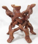 DIVERSOS - Curiosa base/ pé confeccionado em madeira, composto por cinco partes de formas entrelaçadas e articuladas, finalizando com pés em garras, medindo aberto: alt 22,5 cm larg 22 cm.